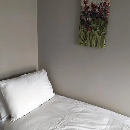 Oliver Wests Beautiful 2 Bedroom Sleeps 4