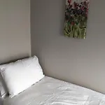 Oliver Wests Beautiful 2 Bedroom Sleeps 4 Apartment *
