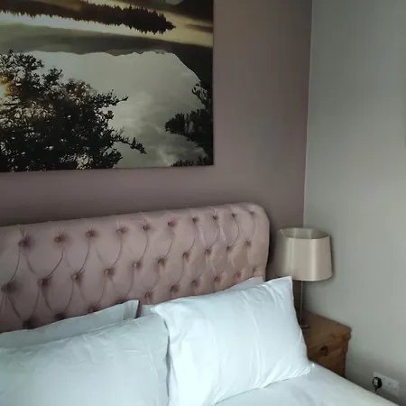 Oliver Wests Beautiful 2 Bedroom Sleeps 4 アパート